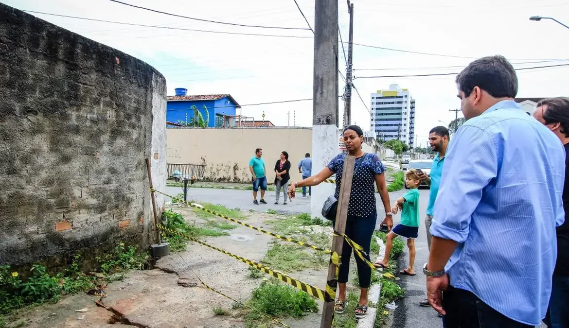 Maceió decreta estado de emergência por risco de colapso em mina 1 A área já está desocupada e a circulação de embarcações da população está restrita na região da Lagoa Mundaú, no bairro do Mutange,