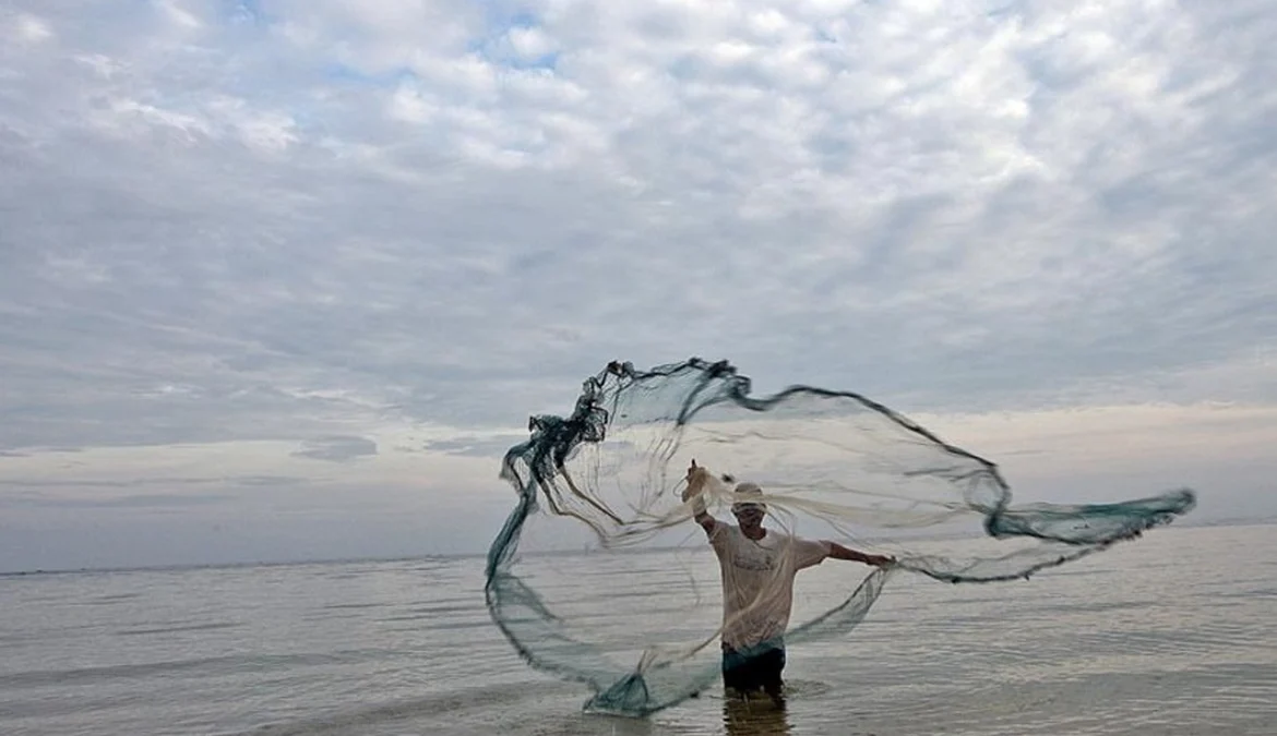 Pescadores do Norte afetados pela seca receberão auxílio de R$ 2.640 1 O governo federal vai pagar um auxílio extraordinário de R$ 2.640 para pescadores artesanais beneficiários do seguro-defeso cadastrados