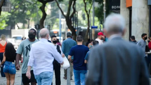 Esperança de vida ao nascer no Brasil fica em 75,5 anos em 2022