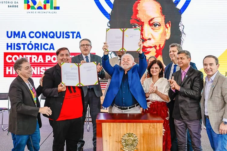 Filhos de isolados por hanseníase no passado vão receber pensão 1 O presidente Luiz Inácio Lula da Silva sancionou nesta sexta-feira (24) a lei que institui o pagamento de pensão para os filhos de pessoas