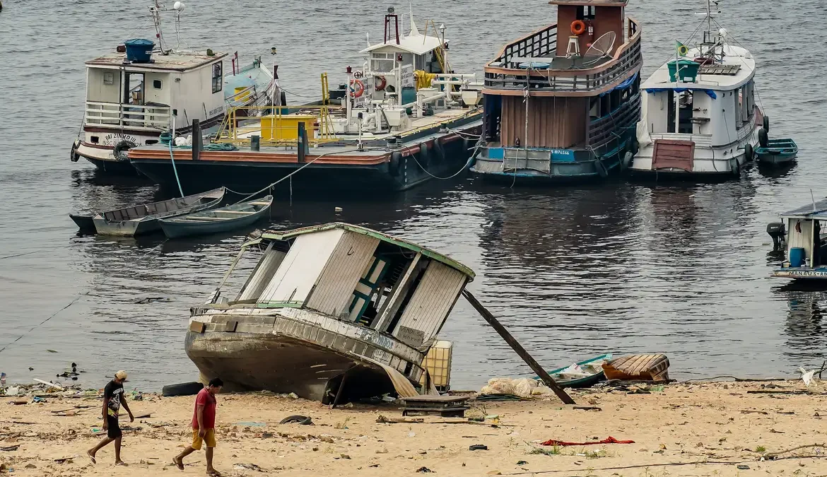 Seca no Amazonas cria dificuldades para deslocamento de ribeirinhos 1 A situação crítica do Rio Negro, no Amazonas, tem afetado a vida da população ribeirinha