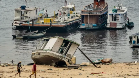 Seca no Amazonas cria dificuldades para deslocamento de ribeirinhos 3 Seca no Amazonas cria dificuldades para deslocamento de ribeirinhos