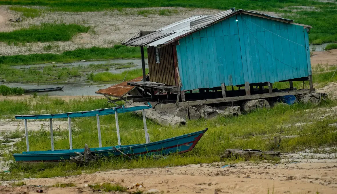 Moradores de comunidades ribeirinhas e de flutuantes encalhados no Rio Negro relatam sofrer “abandono” por parte do poder público local
