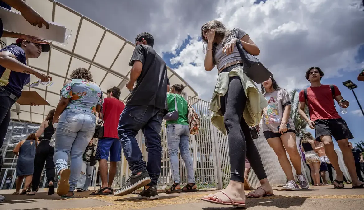 O gabarito oficial e os cadernos de questões do Exame Nacional do Ensino Médio (Enem) serão disponibilizados às 19h de amanhã (14)
