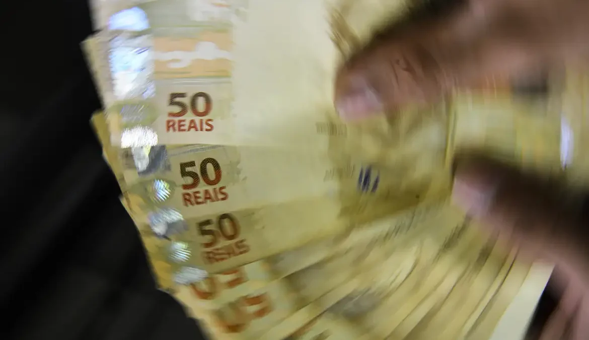 Um dos principais benefícios trabalhistas do país, o décimo terceiro salário tem a primeira parcela paga até esta quinta-feira (30)