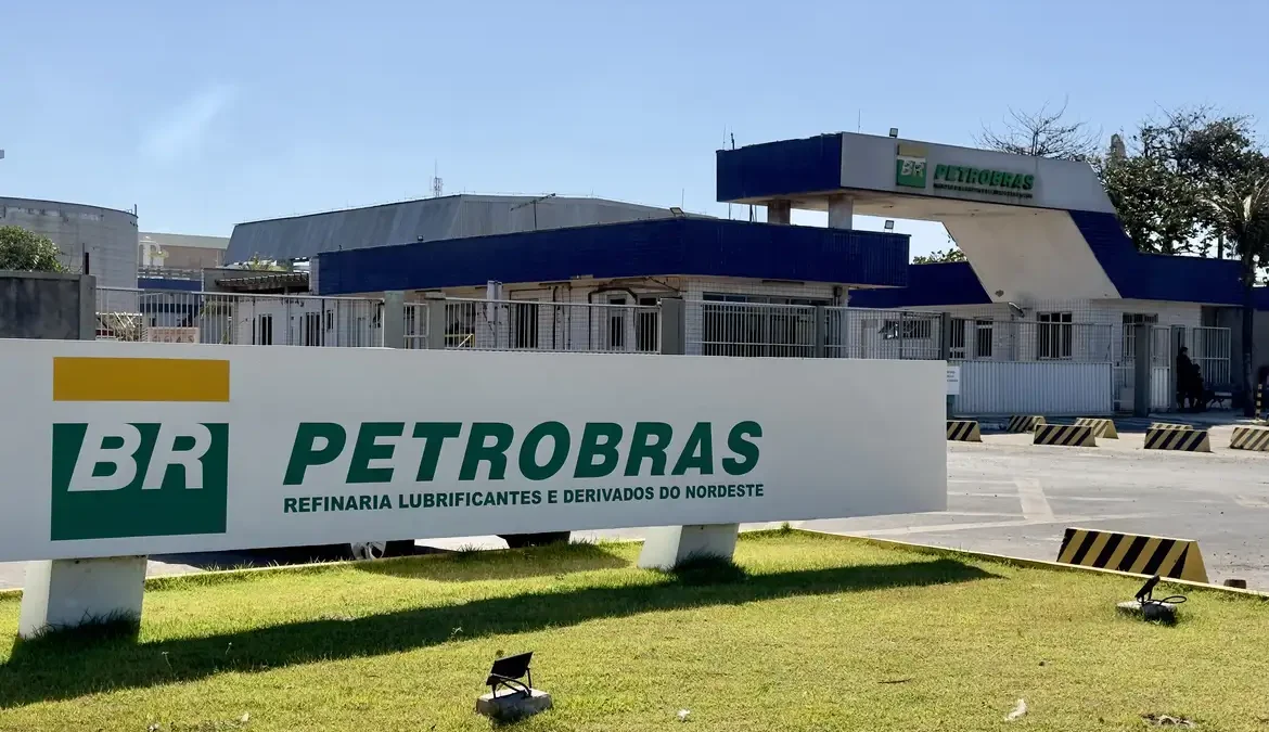 A Petrobras anunciou nesta segunda-feira (27) que rescindiu o contrato de venda da refinaria Lubrificantes e Derivados de Petróleo