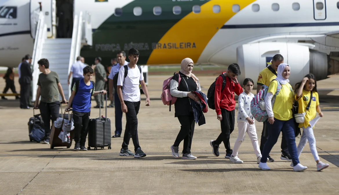 A aeronave VC2 (Embraer 190) da Presidência da República pousou em Brasília, às 8h35 desta quinta-feira (2), trazendo 26 pessoas