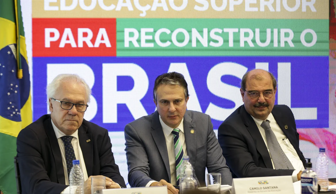 O ministro da Educação, Camilo Santana, anunciou, nesta terça-feira (31), que os cursos de licenciatura serão avaliados anualmente,