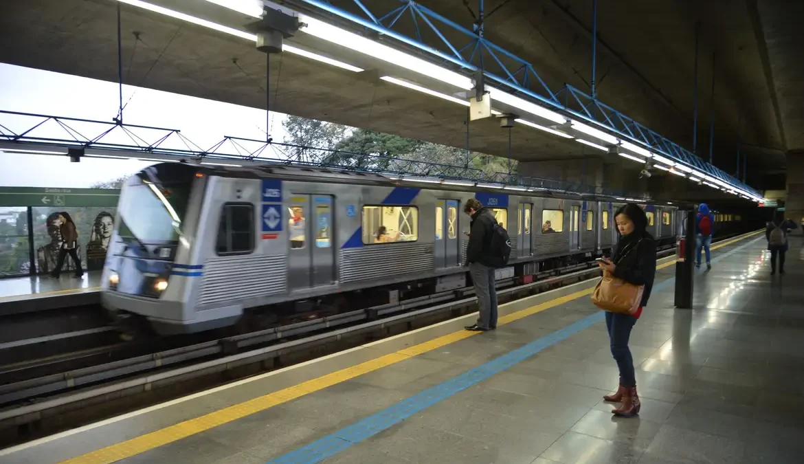 SP: contra privatizações, greve afeta funcionamento de trens e metrôs 1 Contra privatizações de empresas e órgãos do serviço público estadual, servidores fazem greve na manhã desta terça-feira (28), paralisando
