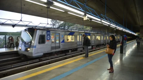 SP: contra privatizações, greve afeta funcionamento de trens e metrôs