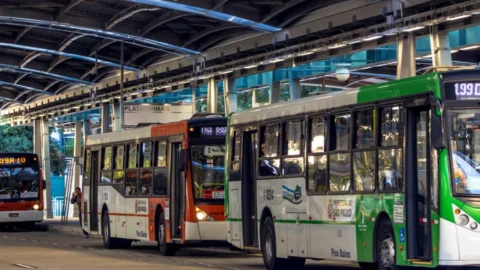 Nove terminais de ônibus são bloqueados em São Paulo 2 Nove terminais de ônibus são bloqueados em São Paulo