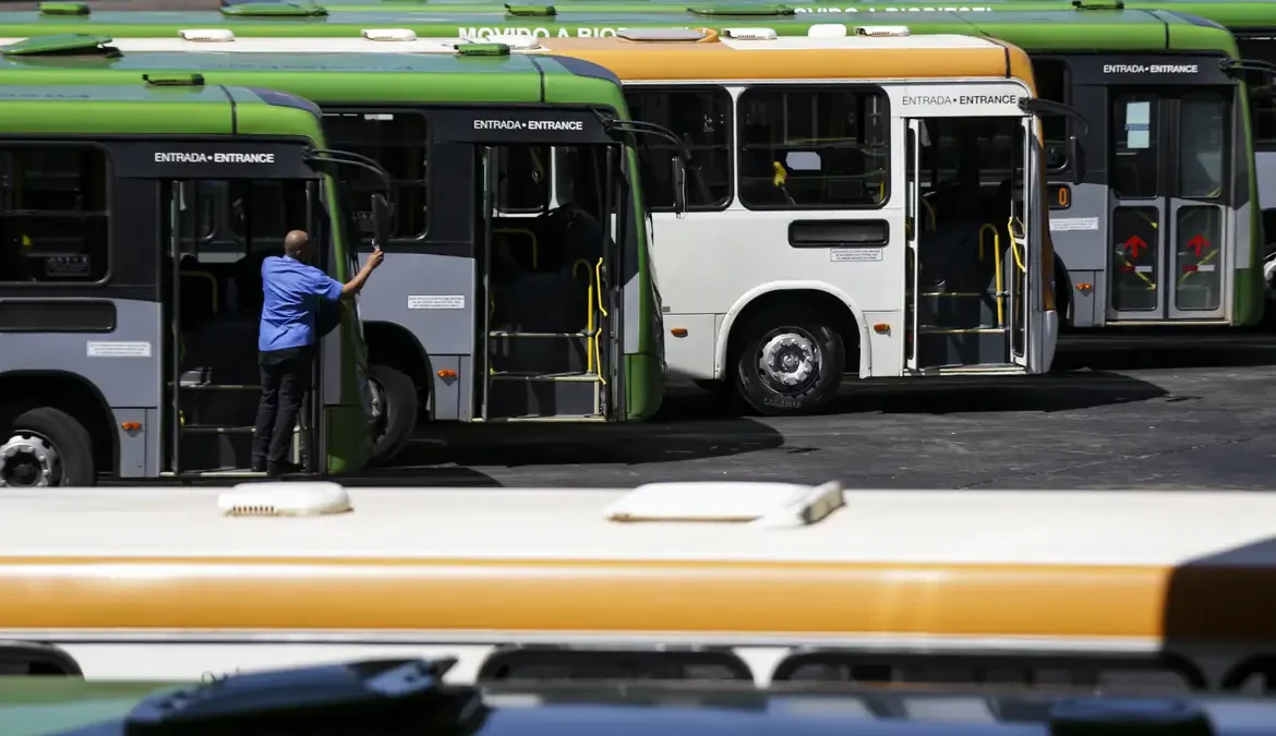 Setor de serviços tem queda de 0,3% em setembro, aponta IBGE 1 O volume de serviços prestados no país registrou queda de 0,3% em setembro, na comparação com o mês anterior