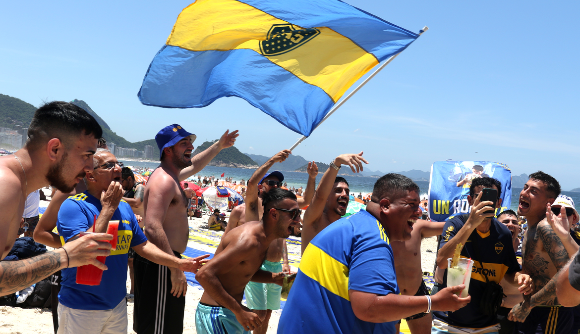 Torcedores do Boca transformam Copacabana em embaixada do clube 1 O Posto 5 da Praia de Copacabana, na zona sul da cidade, virou local de encontro de argentinos que estão na cidade para a final da Taça