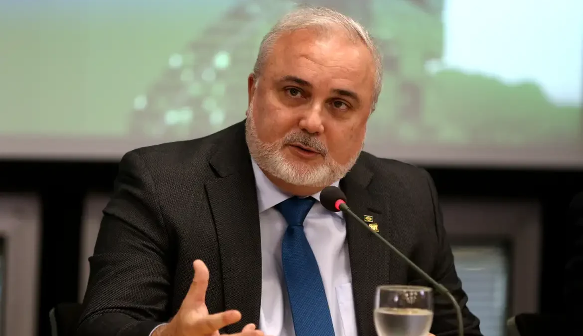 “O presidente jamais, desde que eu estou nesse posto, me pediu para baixar ou aumentar preço de combustível”, disse Prates