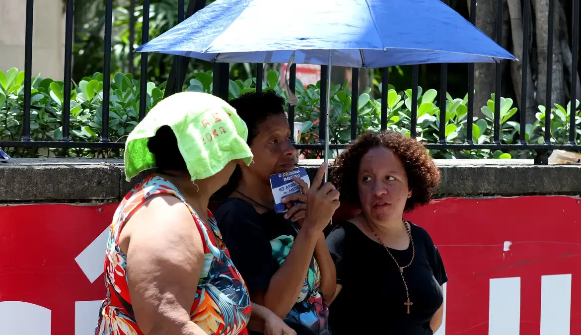 Ausência de nuvens fortalece onda de calor; Entenda 1 A ausência dessa defesa, segundo a meteorologista do Instituto Nacional de Meteorologia, Anete Fernandes, potencializa os efeitos