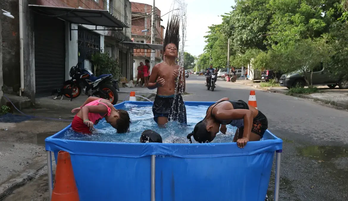 Rio tem calor recorde e sensação térmica beira os 60°C nesta sexta 1 Em mais um recorde estabelecido pela atual onda de calor, o Rio de Janeiro registrou nesta sexta-feira (17), às 10h20, a sensação térmica