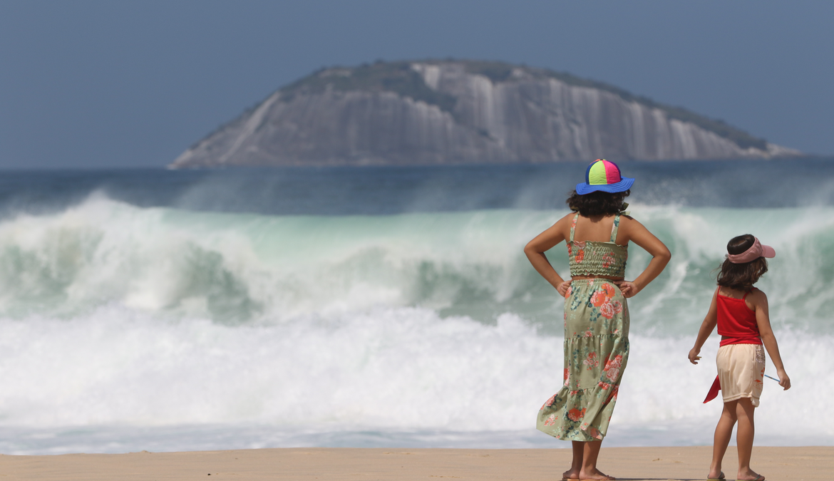 Praias do Rio de Janeiro continuam sob risco de fortes ondas 1 Frequentadores da praia foram surpreendidos pelo aumento repentino do nível do mar, quando estavam na areia