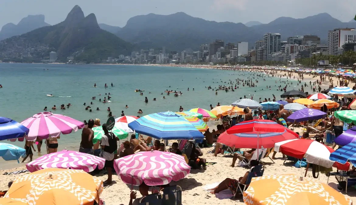 Rio tem sensação térmica de mais de 52 graus às 8h da manhã 1 A onda de calor atingiu com força o Rio de Janeiro e se apresenta intensa desde logo cedo