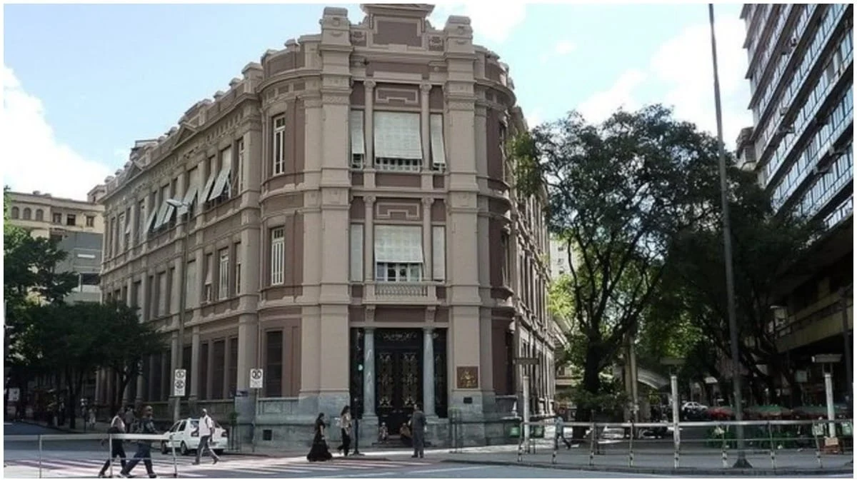 Serviço de liberação de veículos passa a ser realizado integralmente na UAI Praça Sete 1 A Unidade de Atendimento Integrado (UAI) Praça Sete, localizada no Centro de Belo Horizonte, passou a realizar integralmente, a partir