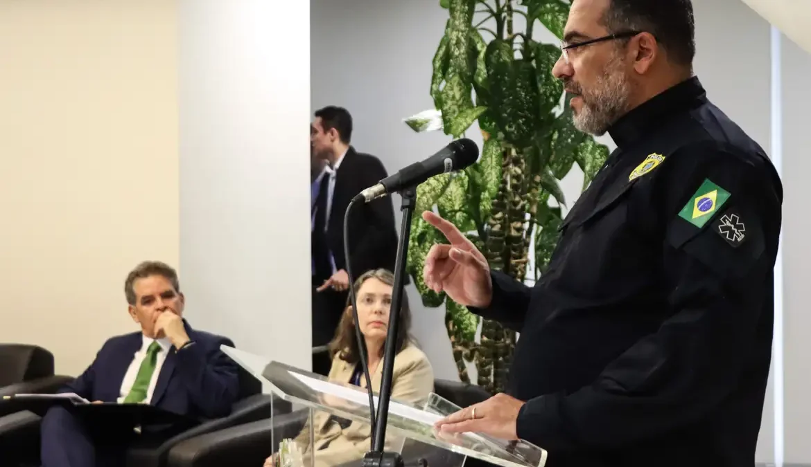 Operação mostra jornada exaustiva e uso de drogas por caminhoneiros 1 O diretor-geral da Polícia Rodoviária Federal, Antônio Fernando Oliveira, explica que os caminhoneiros sofrem uma grande pressão para