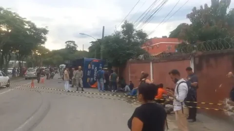 Cerca de 50 pessoas ficam feridas em tombamento de ônibus no RJ 3 Cerca de 50 pessoas ficam feridas em tombamento de ônibus no RJ