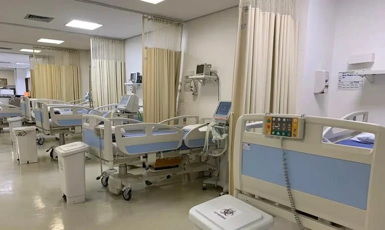 Projeto inovador otimiza tempo e serviço em urgências e emergências 1 A metodologia Lean Healthcare , de otimização dos fluxos de atendimentos nos serviços hospitalares, contempla – por mês – mais de 70 mil