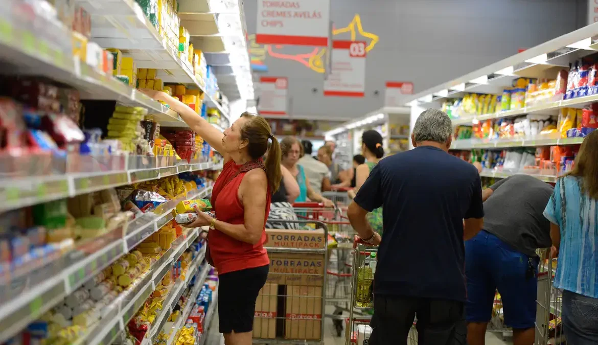 Preço de alimentos e juros contribuíram para frear inflação em 2023 1 O Índice Nacional de Preços ao Consumidor Amplo 15 (IPCA-15), tido como a prévia da inflação oficial do país, fechou 2023 em 4,72%, o menor