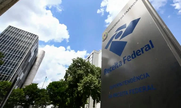 MGI autoriza a nomeação dos aprovados no concurso da Receita Federal 1 O Ministério da Gestão e da Inovação em Serviços Públicos (MGI) autorizou a nomeação de 697 candidatos aprovadas no concurso público