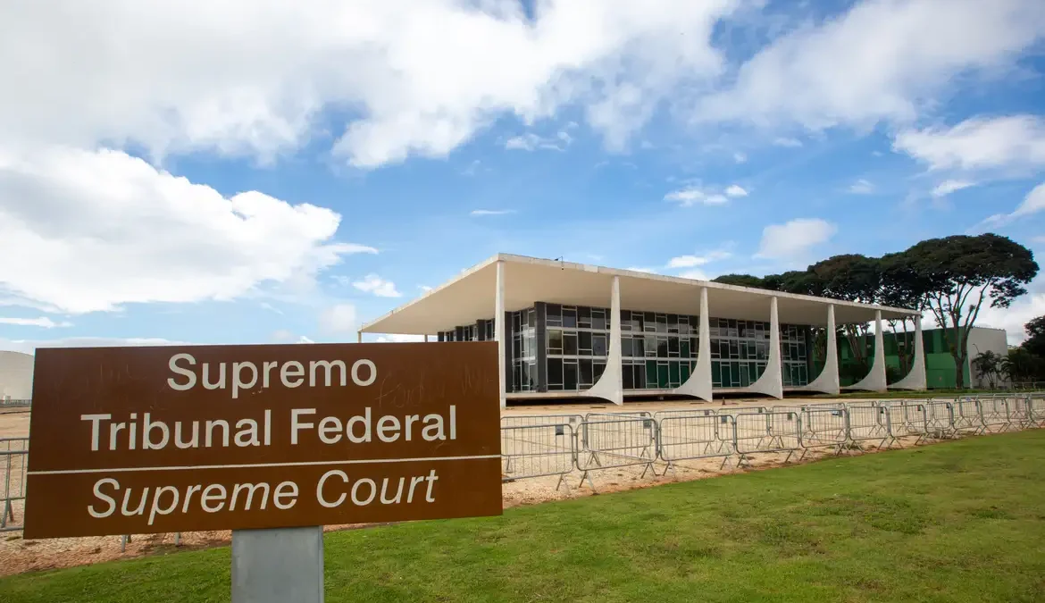 STF suspende julgamento sobre quarentena para políticos em estatais 1 O Supremo Tribunal Federal (STF) suspendeu nesta quarta-feira (6) o julgamento sobre a constitucionalidade de parte da Lei das Estatais