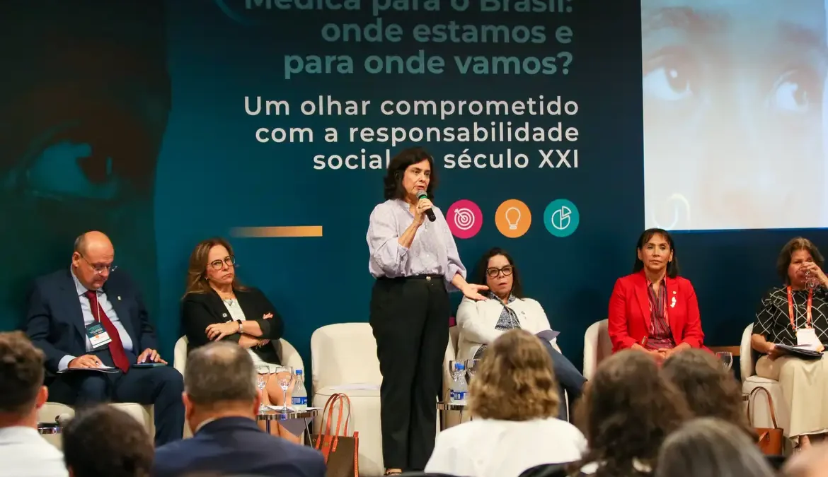 Ministra destaca ética como parte da formação médica de qualidade 1 A ministra participou, em Brasília, da abertura do Projeto Formação Médica para o Brasil