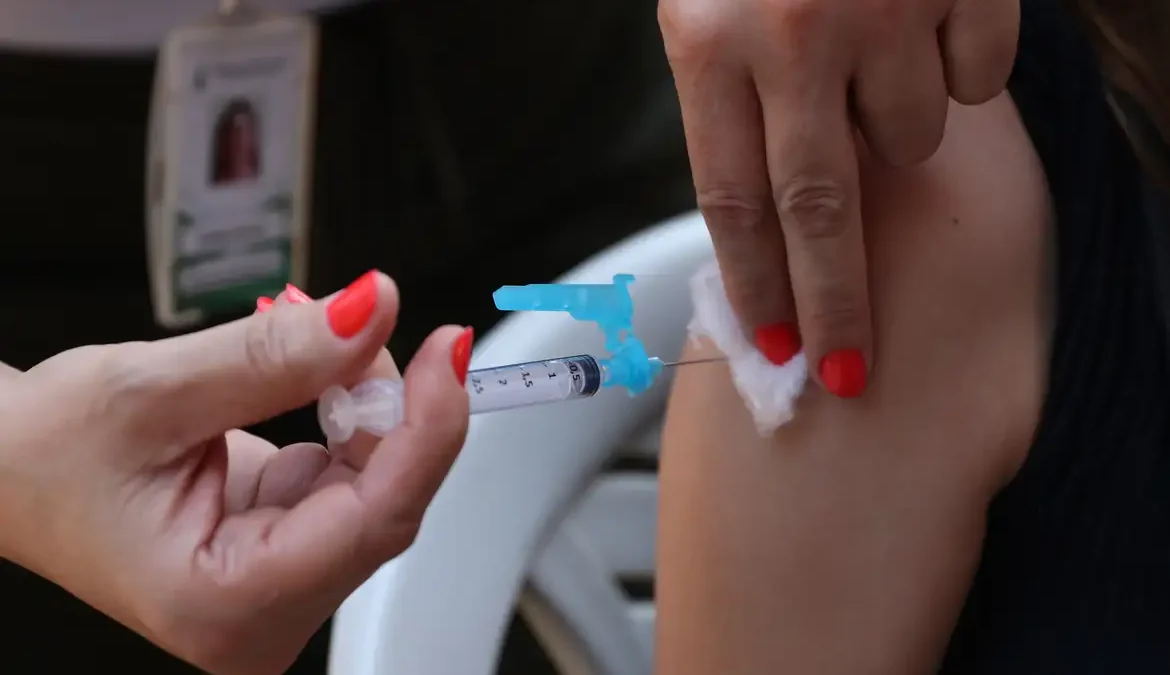 O Ministério da Saúde decidiu incorporar, nesta quinta-feira (21), a vacina contra dengue ao Sistema Único de Saúde (SUS)