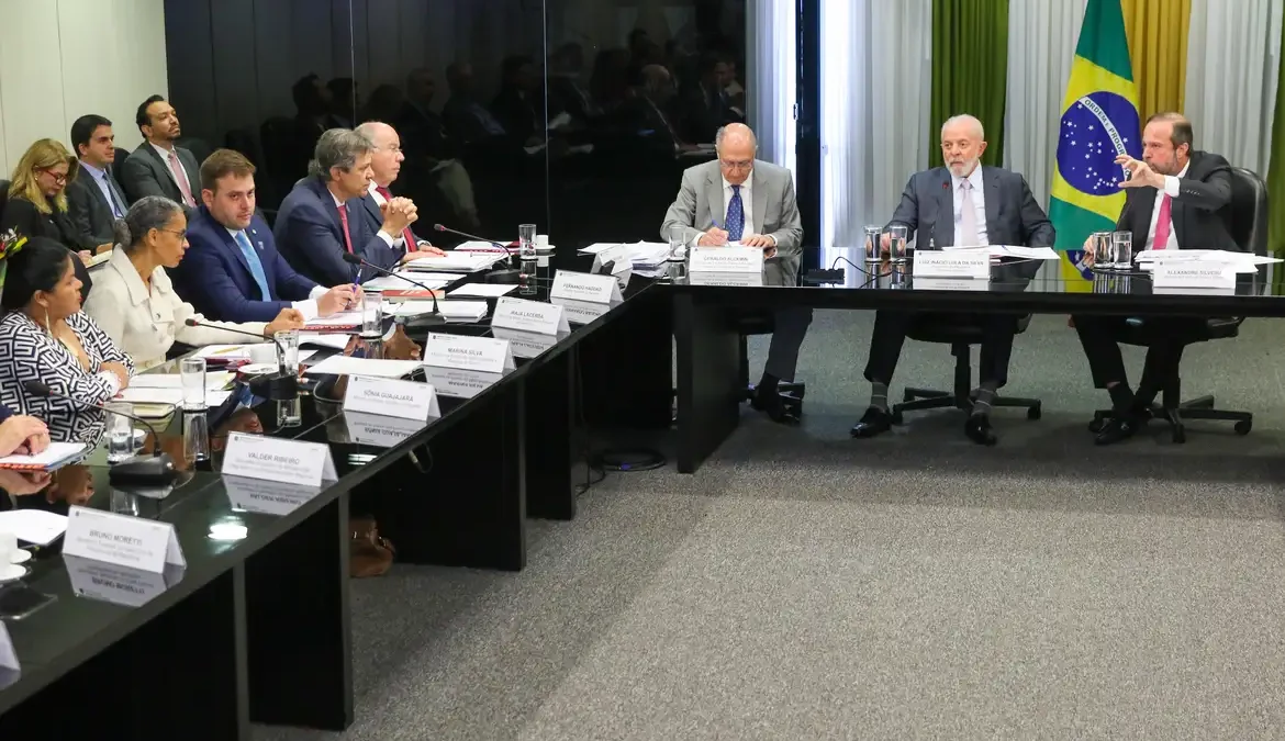 O CNPE decidiu nesta terça-feira (19) aumentar o teor de biodiesel na mistura ao óleo diesel de 12% para 14% a partir de março de 2024