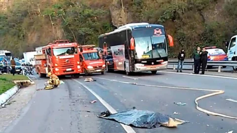 Colisão interdita descida da Serra de Petrópolis