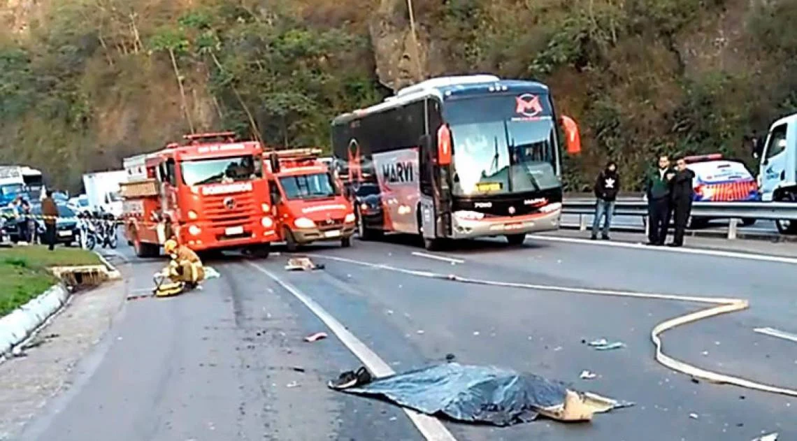Colisão interdita descida da Serra de Petrópolis 1 A colisão entre um ônibus e um caminhão causa transtornos aos motoristas que descem a Serra de Petrópolis