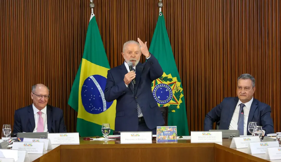 Lula pede que ações do governo sejam agregadas em uma única marca 1 O presidente Luiz Inácio Lula da Silva pediu, nesta quarta-feira (20), que as ações do governo sejam consolidadas em uma única marca,