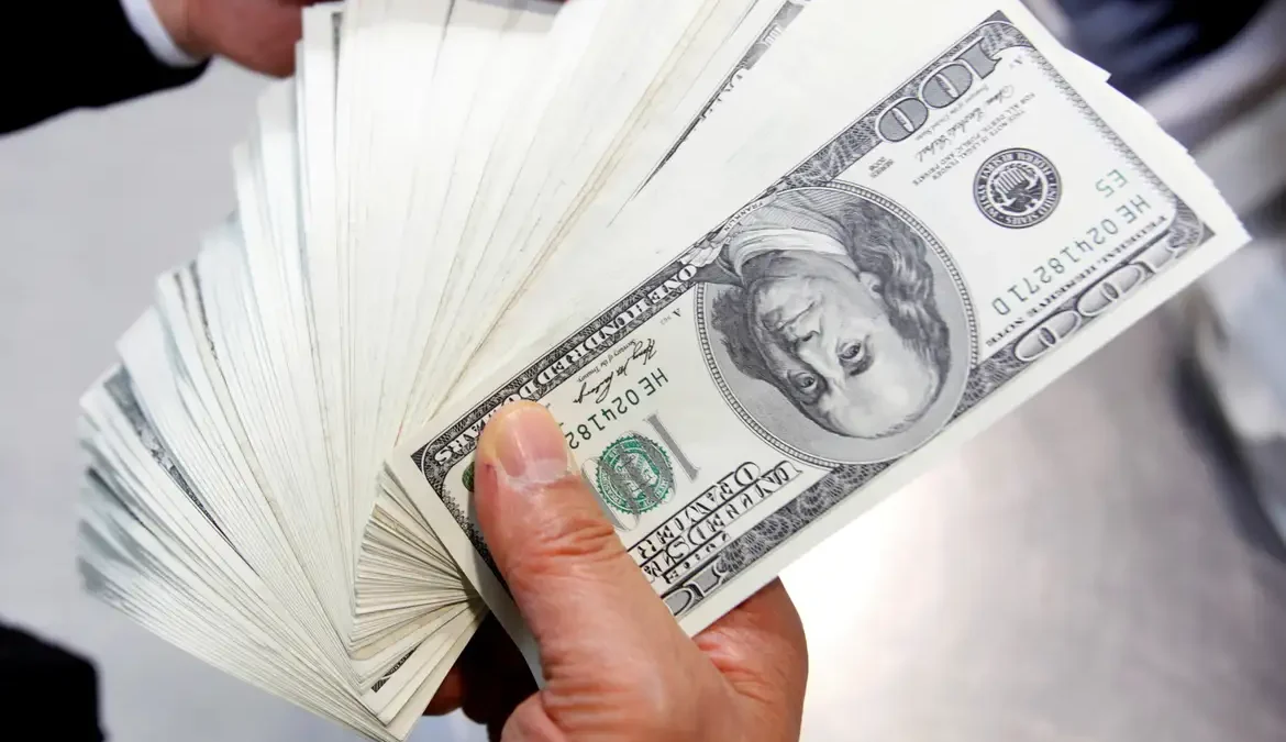Dólar cai para R$ 4,86 e atinge menor nível desde fim de novembro 1 Influenciado por fatores externos e internos, o mercado financeiro teve um dia de ganhos