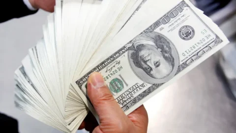 Dólar cai para R$ 4,86 e atinge menor nível desde fim de novembro