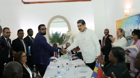 Venezuela e Guiana se comprometem a não usar força