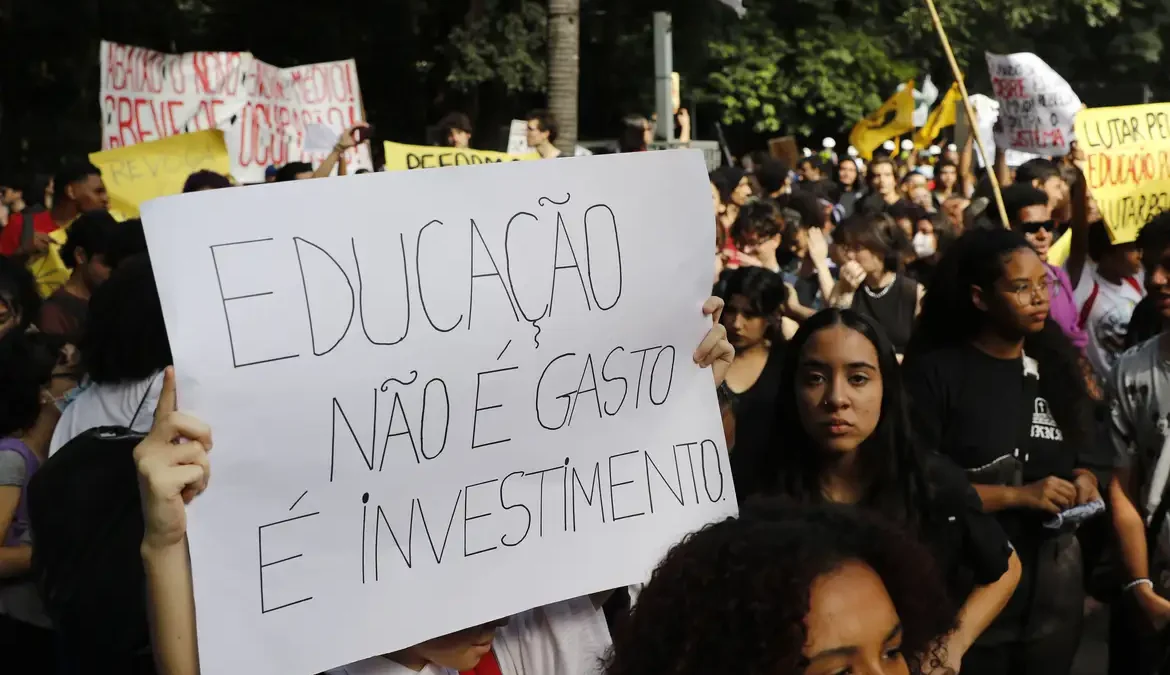 O Ministério da Educação (MEC) se manifestou, nesta quinta-feira (14), a favor da manutenção das 2,4 mil horas para Formação Geral Básica
