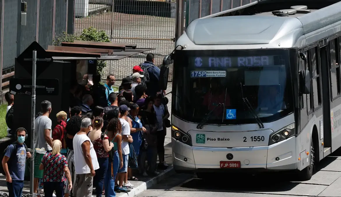 O governo de São Paulo e a prefeitura da capital paulista adotaram políticas distintas para as tarifas de transporte público, após mais