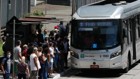 Metrô e trem de São Paulo sobem para R$ 5 e tarifa de ônibus é mantida 5 Metrô e trem de São Paulo sobem para R$ 5 e tarifa de ônibus é mantida