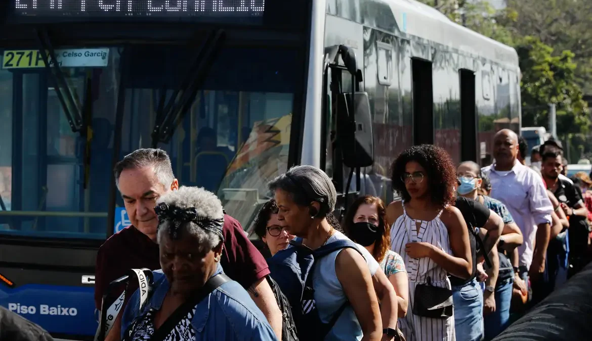 Foi implantado à 0 hora deste domingo (17) o Programa Domingão Tarifa Zero, nos ônibus da capital paulista