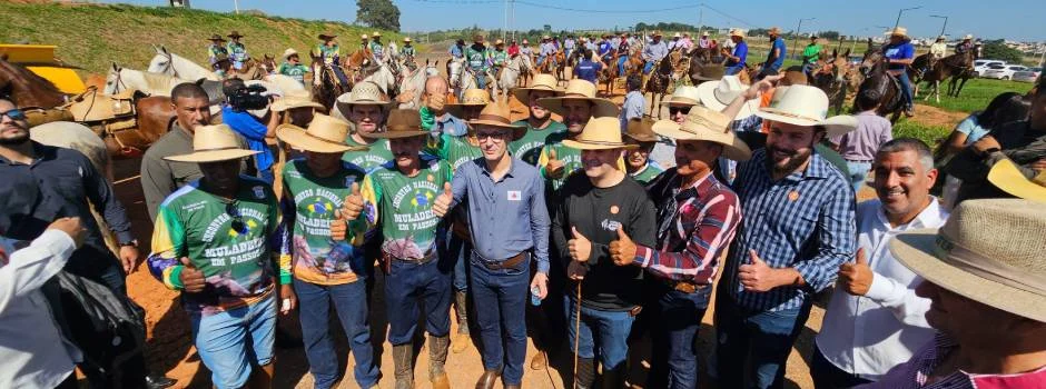 Governador marca presença no 1° encontro de Muladeiros de Passos 1 Na manhã deste sábado (2/12), o governador Romeu Zema esteve em Passos, no Sul de Minas, onde participou da abertura do 1° Encontro
