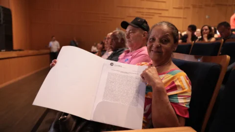 Governo de Minas entrega títulos de propriedade definitiva a 116 famílias de Araxá 3 Governo de Minas entrega títulos de propriedade definitiva a 116 famílias de Araxá