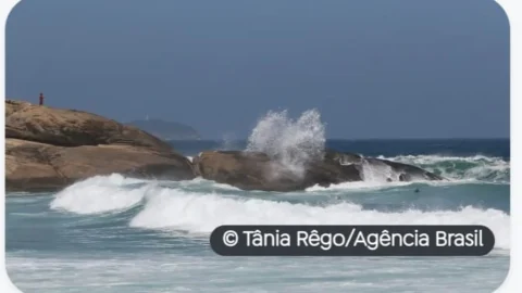 Com previsão de ressaca, Rio pode ter ondas de até 3 metros de altura 2 Com previsão de ressaca, Rio pode ter ondas de até 3 metros de altura