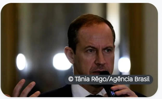 Autoridades preparam esquema de segurança para ato em 8 de janeiro 1 Autoridades da área de segurança dos Três Poderes apresentarão, até o dia 4 de janeiro, um plano integrado de ações visando garantir o ato