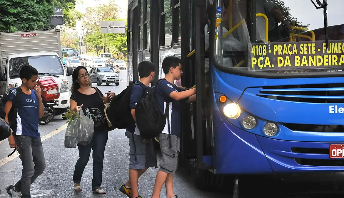 Volume de serviços recua 0,6% em outubro, revela IBGE 1 O volume de serviços no país caiu 0,6% em outubro deste ano, na comparação com setembro