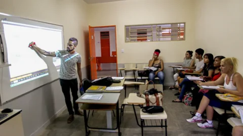 Câmara pode votar nesta terça bolsa para manter jovem no ensino médio 10 Câmara pode votar nesta terça bolsa para manter jovem no ensino médio