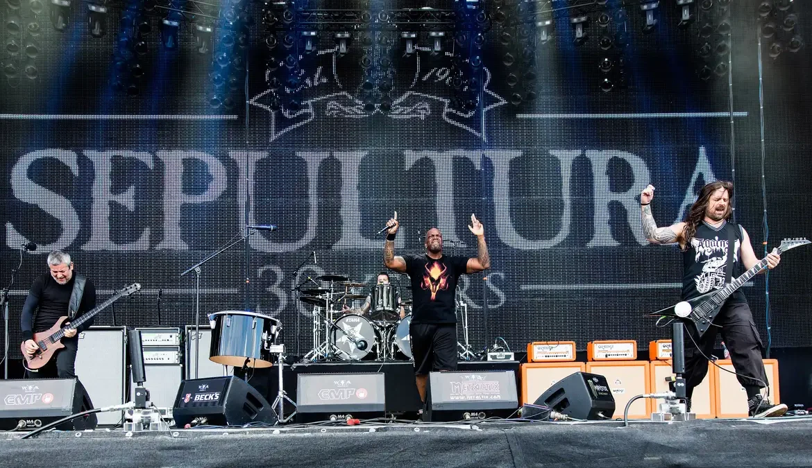 Sepultura anuncia turnê de despedida em 2024 1 Criada em 1984 por amigos que viviam em Belo Horizonte, a banda Sepultura anunciou que a turnê para celebrar os 40 anos de estrada vai