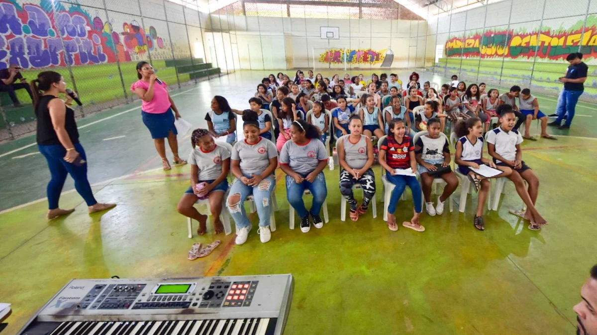 As crianças se reuniram na última quinta-feira (30) na quadra da Escola Municipal Professor Helvécio Dahe, no Santa Rita, para cantar